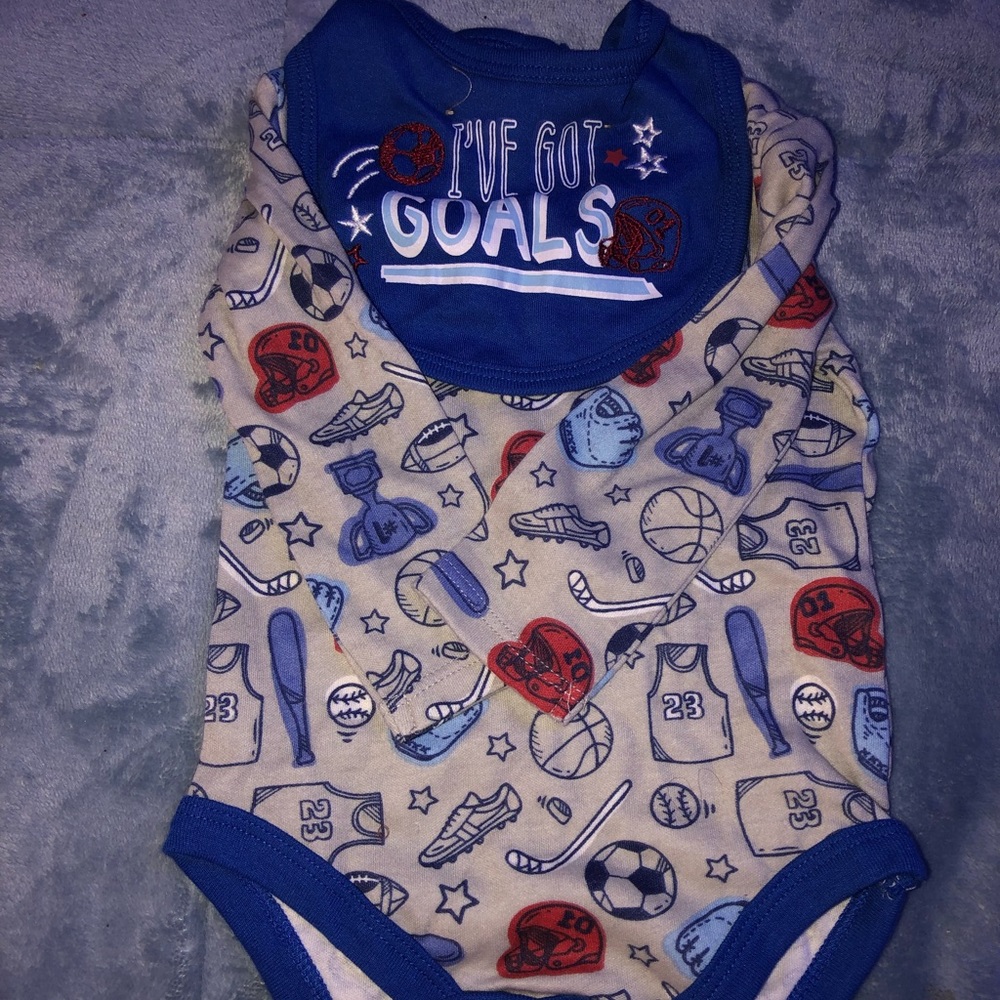 6-9 months baby long sleeve onesie with matching bib